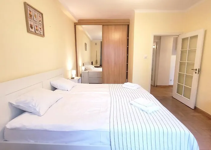 Happy Life - Apartment Next To Metro Station